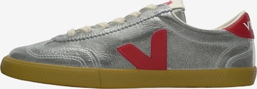 Sneaker low 'Volley' de la Veja pe argintiu: față