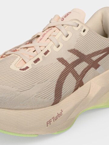 Chaussure de course 'Novablast 6' ASICS en beige