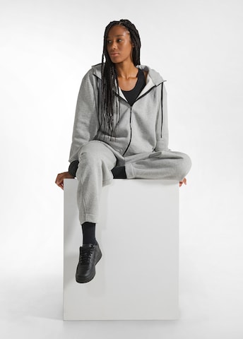 Veste de survêtement DEHA en gris
