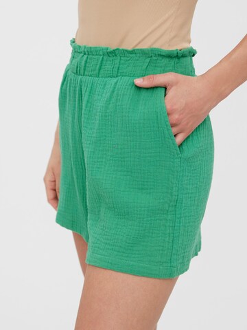 Regular Pantaloni 'NATALI' de la VERO MODA pe verde