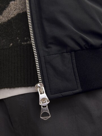 JACK & JONES Välikausitakki 'JCOKinetic' värissä musta