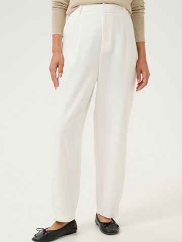 Kaffe Tapered Pleat-front trousers 'Merle' in White: front