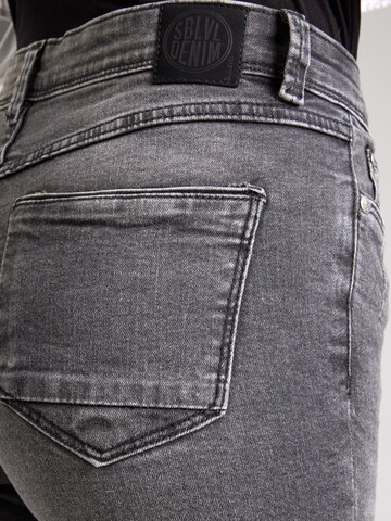 Skinny Jeans di Sublevel in grigio