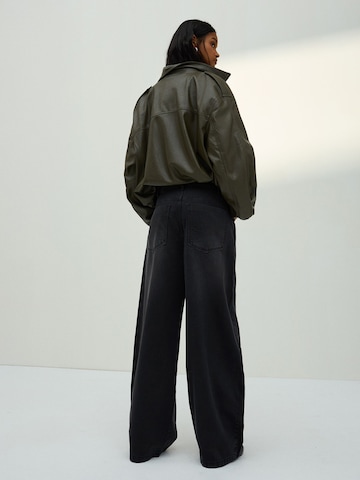 BershkaBarrel Traperice - crna boja