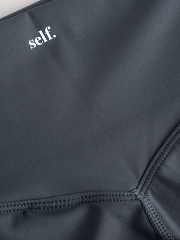 self. Skinny Shorts in Blau