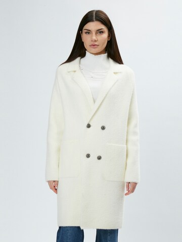 Cappotto di mezza stagione 'Fluffy' di Influencer in bianco: frontale