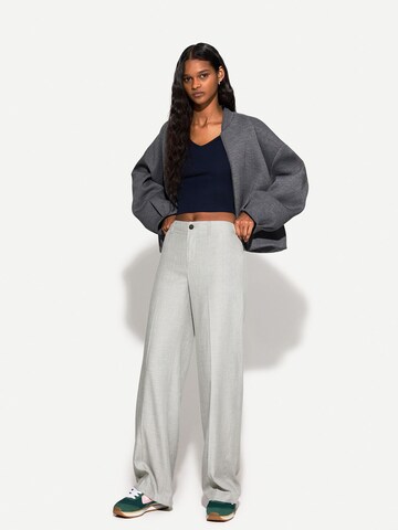 Wide leg Pantaloni con pieghe di Bershka in grigio: frontale
