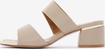 Derimod Muiltjes in Beige: voorkant