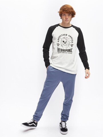 hydroponic - Camiseta 'Hydroponic Graveyard Long-Sleeve Graphic T-Shirt' en blanco