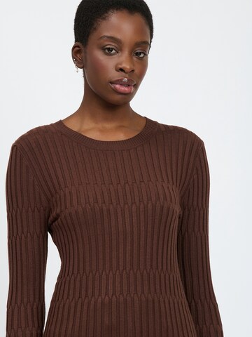 Influencer Pullover in Braun