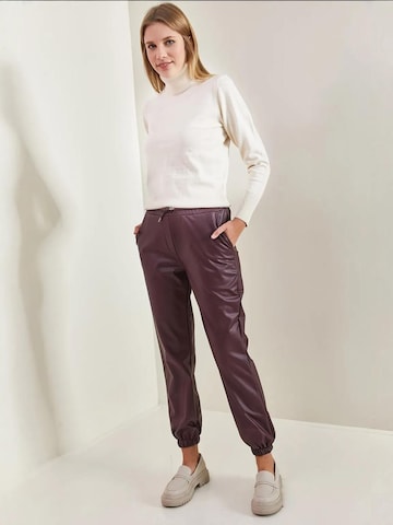 Effilé Pantalon Bianco Lucci en rouge : devant