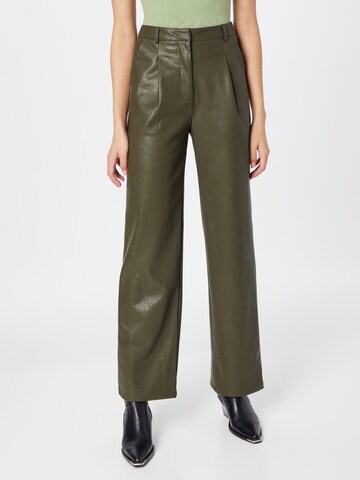 Regular Pantalon à pince Nasty Gal en vert : devant