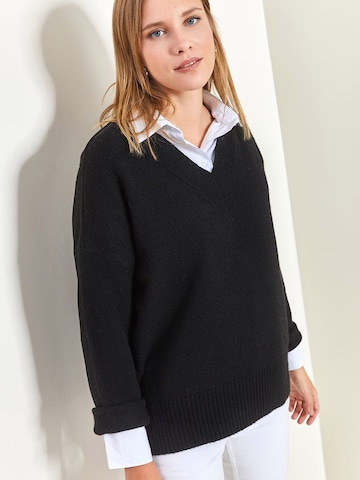 Bianco Lucci Sweater in Black: front