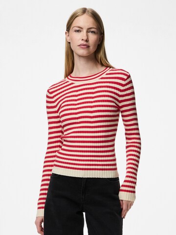Pull-over 'PCCrista' PIECES en rouge : devant
