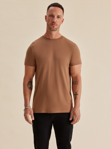 DAN FOX APPAREL - Ajuste regular Camiseta 'Piet' en marrón: frente