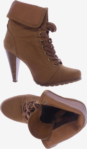 AKIRA Dress Boots in 39 in Brown: front