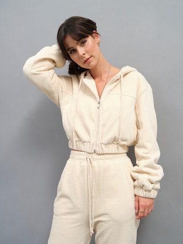 Veste de survêtement 'Cleo' A LOT LESS en beige : devant