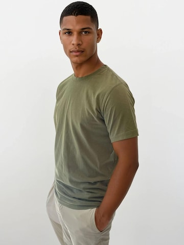 A Question Of (AQO) Bluser & t-shirts 'Anders Tee Garment Dyed' i grøn