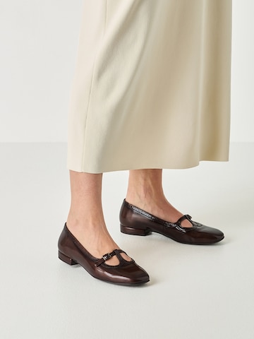 Tamaris Strap ballerina in Brown