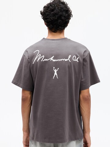 T-Shirt 'LIC ALI' Pull&Bear en gris