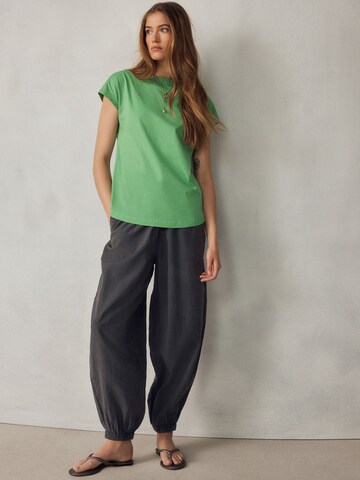 Tricou de la Next pe verde