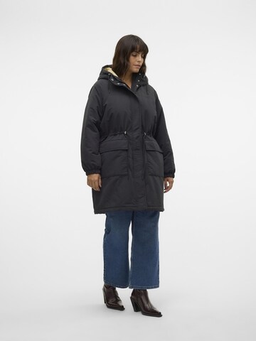 Manteau d’hiver 'CALMA' Vero Moda Curve en noir