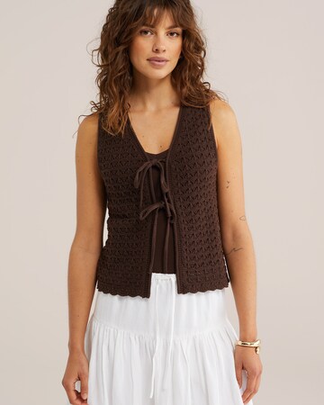 WE Fashion Вязаная жилетка в Коричневый: спереди
