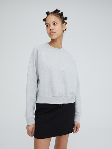 EDITED Sweatshirt 'Aura' in Grau: predná strana