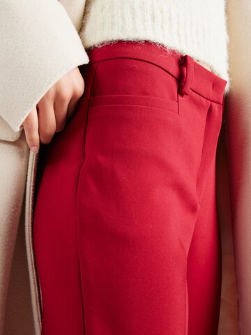 Regular Pantalon à plis 'HEDY' MORE & MORE en rouge