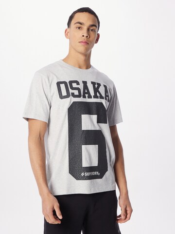 Superdry T-Shirt 'Osaka' in Grau: predná strana