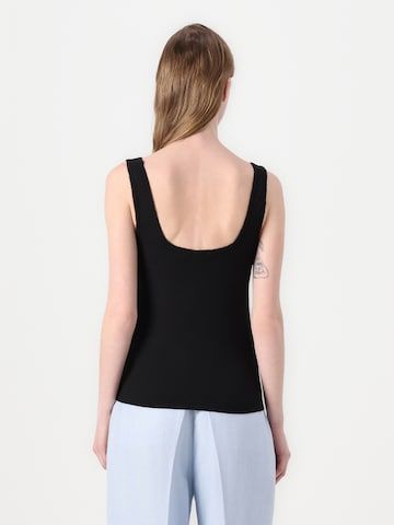 Top de la TOMMY HILFIGER pe negru: spate