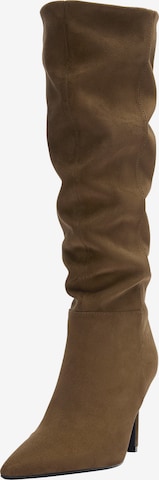 Cizme de la Pull&Bear pe maro: față