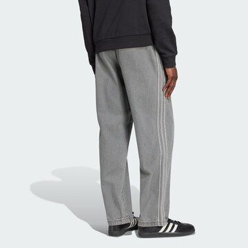 ADIDAS ORIGINALS Свободный крой Джинсы 'Adicolor' в Серый