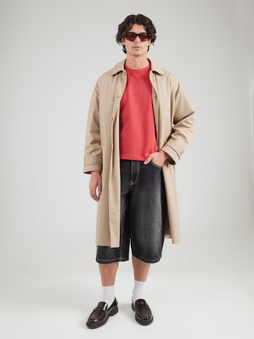 Tricou de la GAP pe roșu