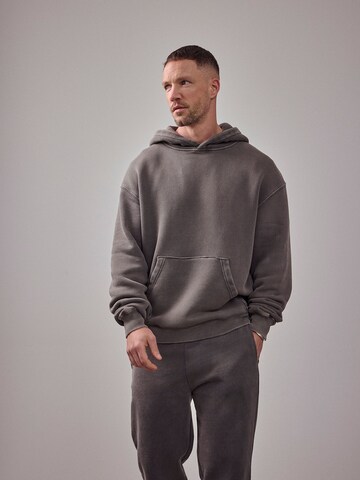 DAN FOX APPAREL Sweatshirt 'The Essential' in Grijs: voorkant