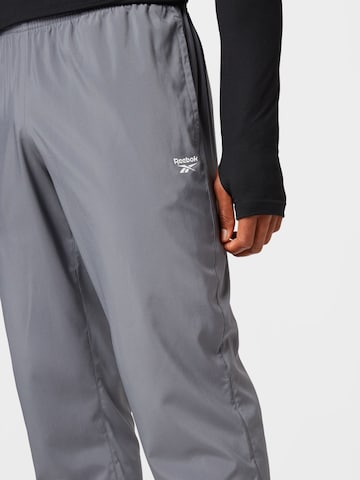 Loosefit Pantaloni sportivi di Reebok in grigio