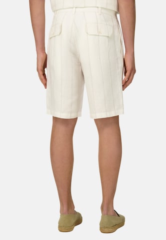 Coupe slim Pantalon chino 'Bermuda' Boggi Milano en blanc