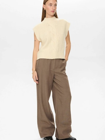 Pullover 'NUCALY' di NÜMPH in beige: frontale