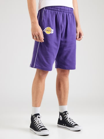 Largi Pantaloni 'NBA' de la NEW ERA pe mov: față