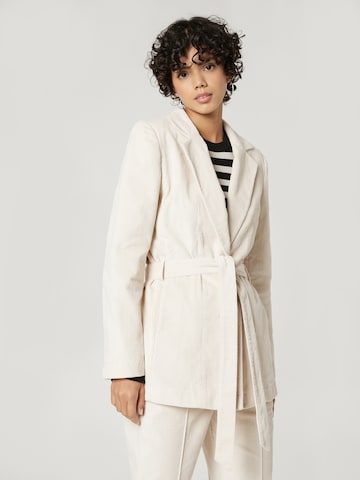 Blazer 'Jessica' A LOT LESS en blanc