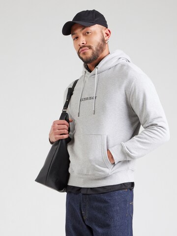 GUESS JEANS Свитшот в Серый: спереди