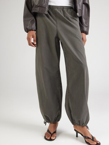 Loosefit Pantalon WEEKDAY en gris : devant