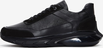 Sneaker bassa di Derimod in nero: frontale