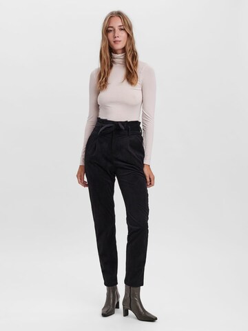 VERO MODA Tapered Bukser med lægfolder 'Eva' i sort