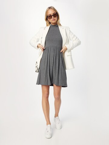 Robe 'Gwen' ABOUT YOU en gris