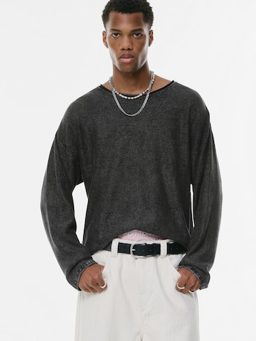 Pulover de la Pull&Bear pe negru: față
