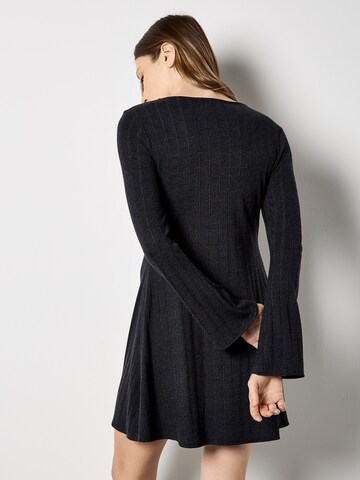 Apricot Kleid in Schwarz