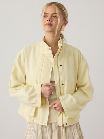 Next Prehodna jakna | rumena barva: sprednja stran