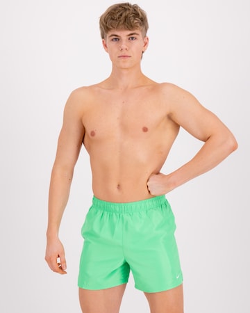 Nike Swim Regular Sportbadeshorts in Grün: predná strana