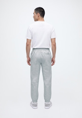 Effilé Pantalon BALMOHK en gris : derrière